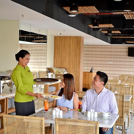 Whiz Prime Hotel Basuki Rahmat Malang Ngoại thất bức ảnh