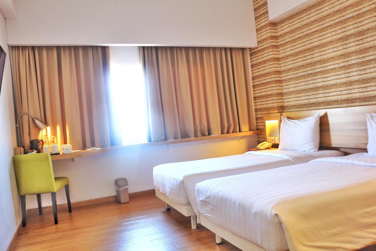 Whiz Prime Hotel Basuki Rahmat Malang Ngoại thất bức ảnh