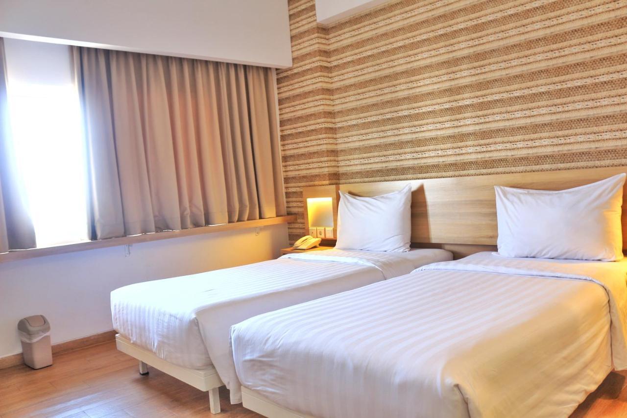 Whiz Prime Hotel Basuki Rahmat Malang Ngoại thất bức ảnh