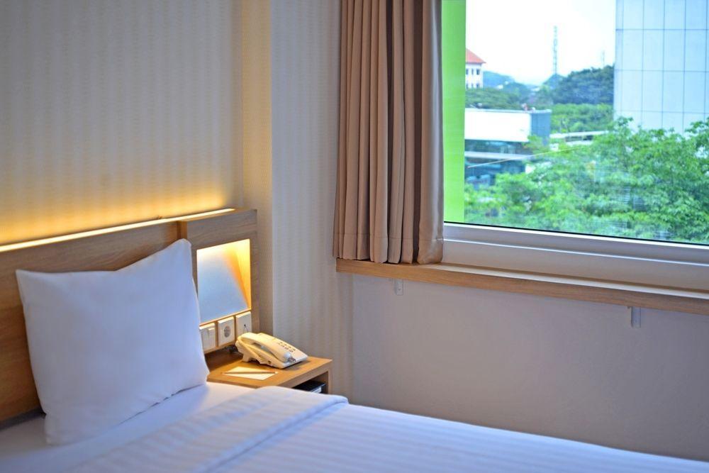 Whiz Prime Hotel Basuki Rahmat Malang Ngoại thất bức ảnh